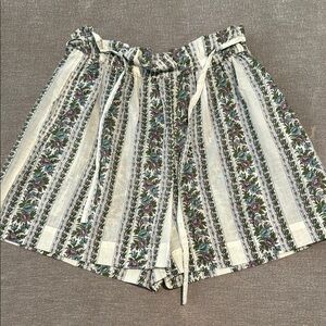 Mille Floral Striped Women's Shorts. 100% cotton. Size small. Elastic waist.